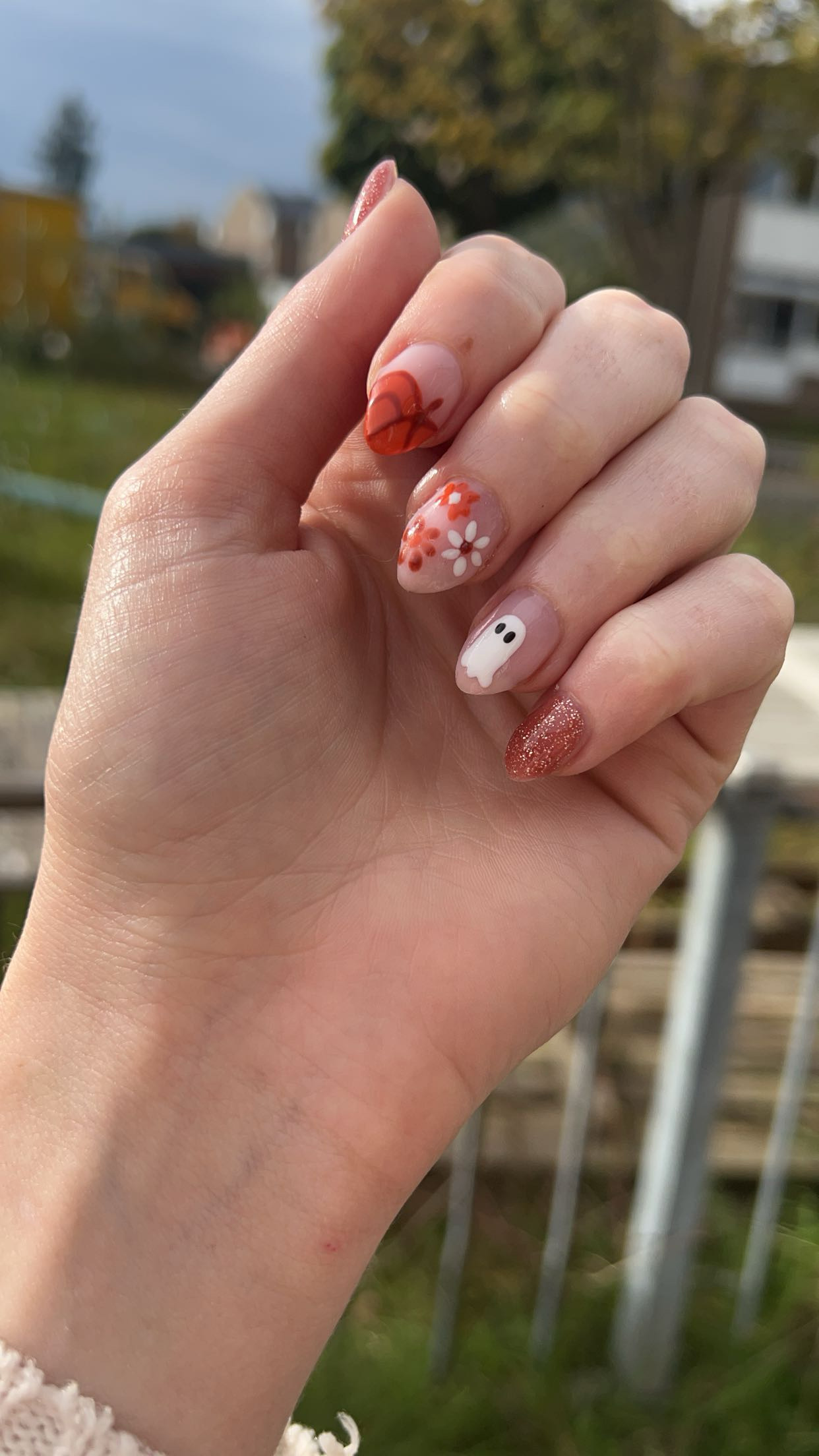 Nude nagels met herfstige nail art